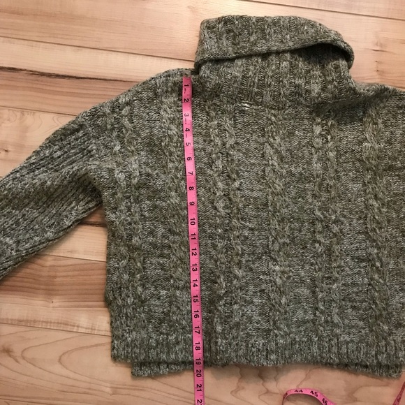 Forever 21 Sweater - Picture 7 of 9